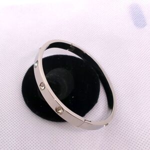 Elegant Silver Bangle with Sparkling Rhinestones